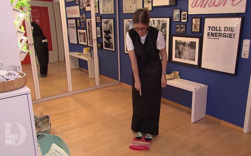 Antonia (29) tritt ihren selbstgemachten Soba-Nudelteig nach alter japanischer Tradition mit Füßen