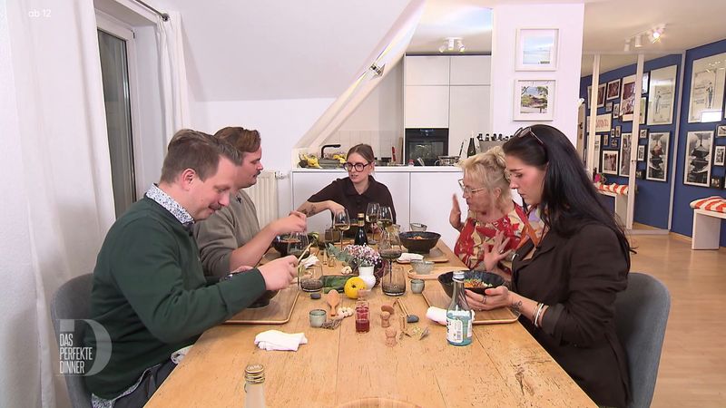 Zum Finale in Aschaffenburg trifft sich die Runde bei Antonia (29), die ein japanisches Dinner serviert.