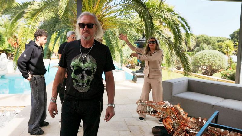 Als Robert sich einer teueren Tischplatte aus Glas nähern möchte, sieht Ehefrau Carmen in der neuen Folge "Die Geissens - Eine schrecklich glamouröse Familie" rot.