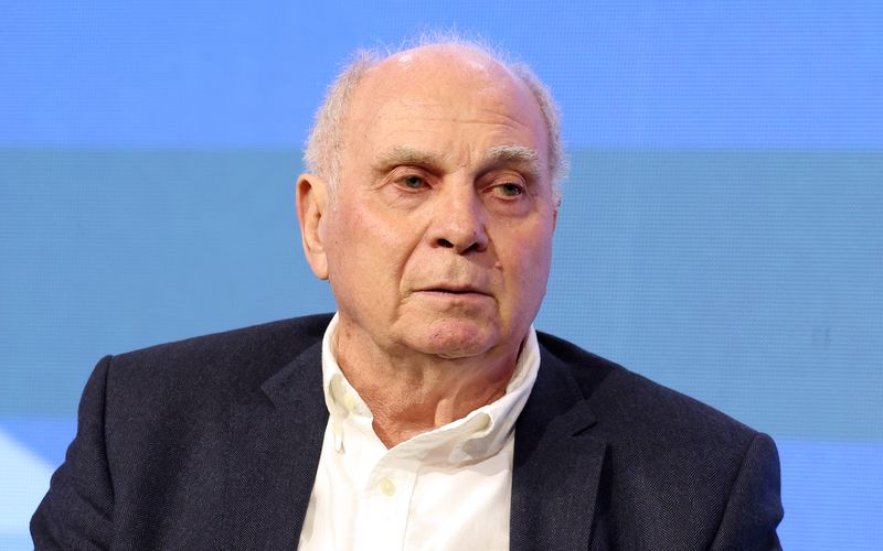 Uli Hoeneß wünscht sich, dass Manuel Neuer ein Jahr verlängert.