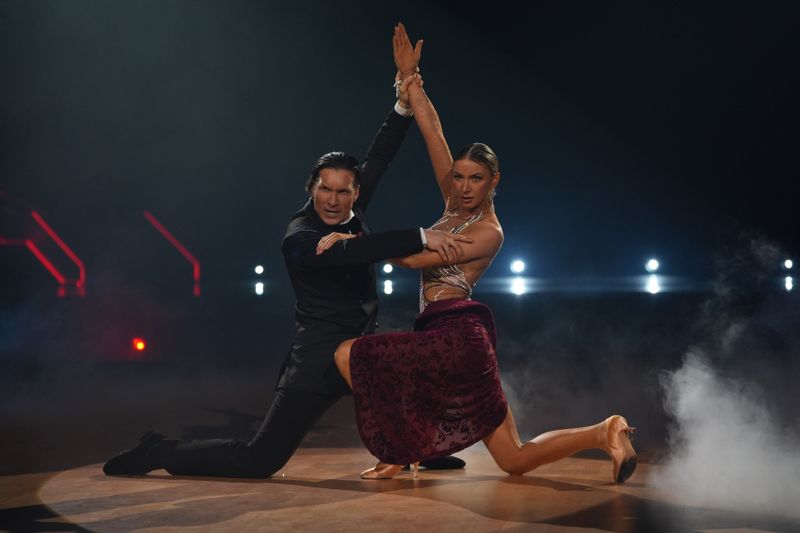 Sängerin Anna-Carina Woitschack und Evgeny Vinokurov überraschen mit einem argentinischen Tango zu "Beat it" und sahnen damit voll ab. 30 Punkte! 