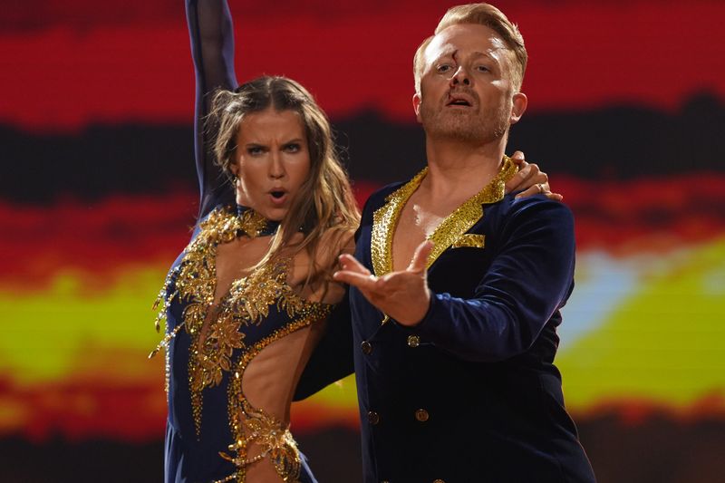 Tanzpartnerin  Mariia Maksina trifft Sänger Ross Antony bei der Rumba zu "Human Nature" an der Stirn. Moderator Daniel Hartwich: "Es sollte doch Herzblut sein, nicht Stirnblut"