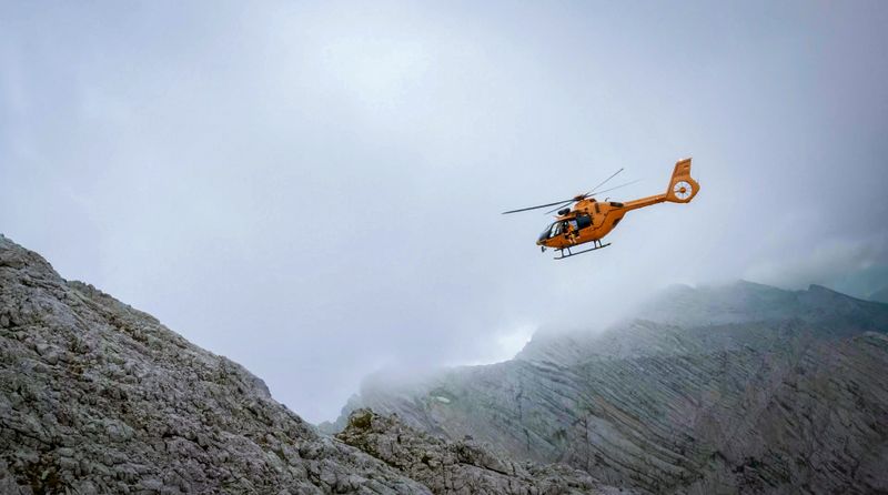 Ein Einsatz der Bergwacht Ramsau am Watzmann. Wenn der georderte Hubschrauber Nebelwände nicht mehr durchfliegen kann, wird es dramatisch.