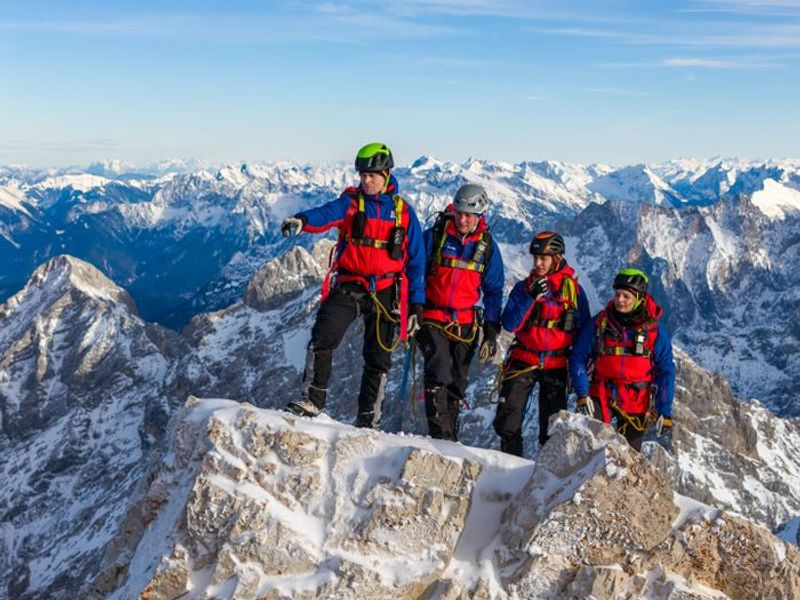 Die Bergretter der Bergwacht Grainau in der Nähe des Zugspitzgipfels. Bei einem gefährlichen Einsatz wurden sie von einer Gewitterfront überrascht.