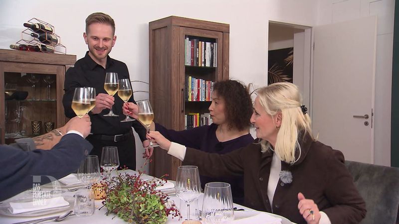 Stilecht beginnt die Düsseldorf-Woche mit Champagner. Von links: Albert, Kayo und Jutta.
