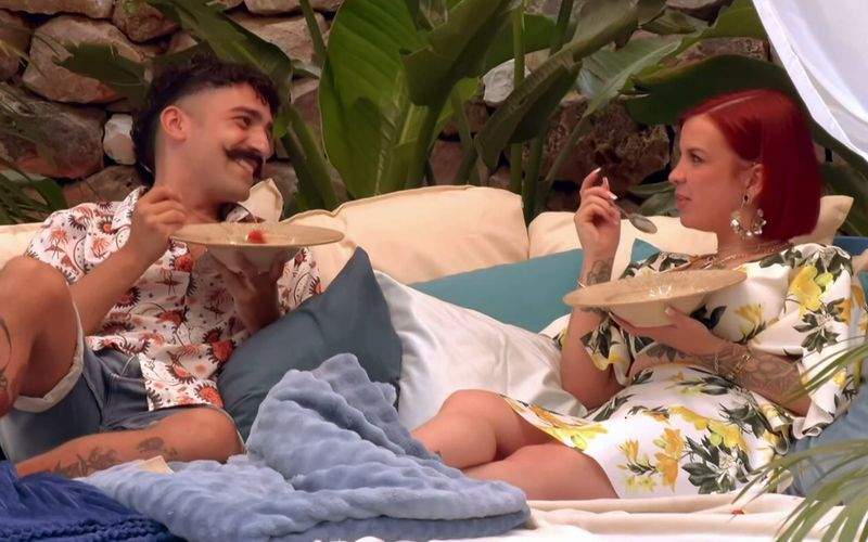 Das Date zwischen Yoel und Denise endet am Hotelpool.