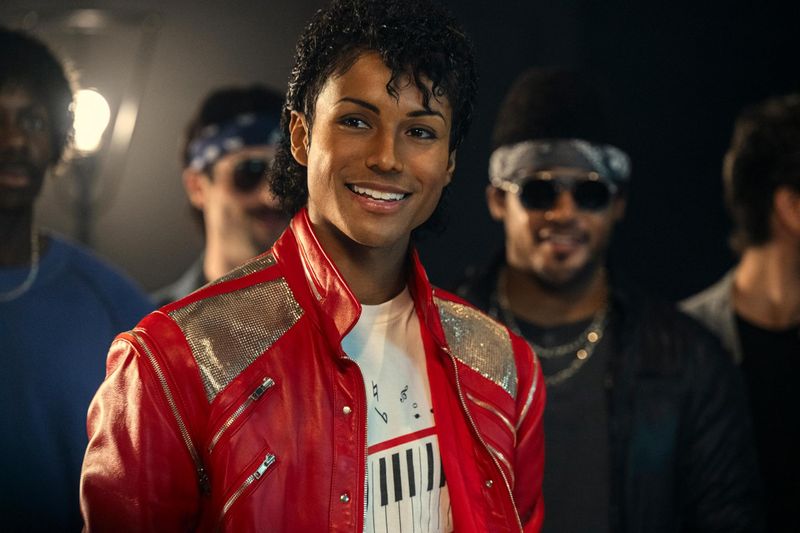 Während das Biopic "Michael" die Kritiker spaltet, überzeugt Jaafar Jackson als Pop-Legende Michael Jackson. 