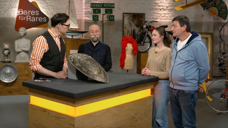 In der Montagsausgabe der ZDF-Trödelshow "Bares für Rares" sorgte ein rätselhaftes Prunkschild für große Augen: Horst Lichter wusste zunächst nicht, worum es sich handelte. Doch Colmar Schulte-Goltz sprach von einem "Familienschatz" mit Verbindung zu einem französischen König. Im Händlerraum blieb die Begeisterung verhalten.