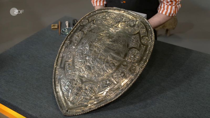 "Wo habt ihr das Ding gefunden?", wunderte sich Lichter, der mit dem ungewöhnlichen Objekt von Chiara und Joachim aus Kassel und Fuldatal nichts anfangen konnte. Das Schild stammte zwar vom Schwiegervater des Verkäufers, doch der räumte offen ein: "Eigentlich haben wir gar keine Verwendung dafür." Was genau dahintersteckte, wusste nur der Experte.