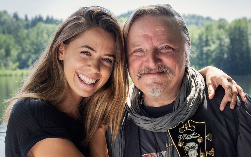 Am Anfang haben sie ein schwieriges Verhältnis: Vater Wim (Axel Prahl) hat die Familie früh verlassen. Nun braucht ihn Tochter Juli (Venessa Mai) als Nierenspender. Doch aus der alten Wut wird eine neue Chance.