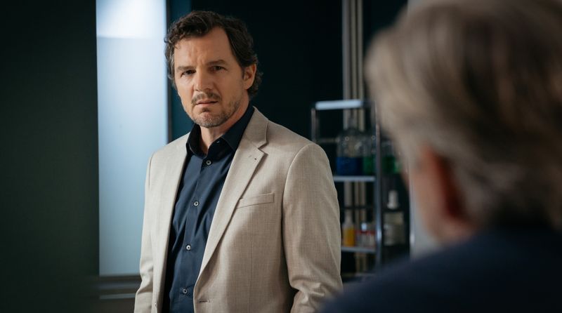 Drago Varga (Felix Klare) stand schon mehrfach im Zentrum von Vergewaltigungsvorwürfen. Doch jedes Mal hatte der Geschäftsmann ein Alibi. Die habe er seinen guten Verbindungen zu wichtigen Menschen zu verdanken, da ist sich die neue Ermittlerin Valessa sicher. Nur wie soll man ihm das nachweisen?