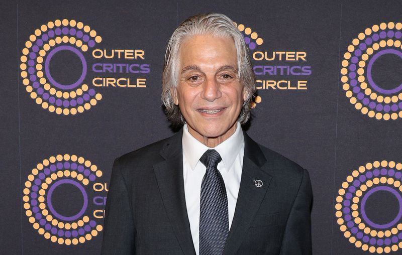 Die Haare sind deutlich länger als noch zu Zeiten von "Wer ist hier der Boss" - und sichtlich ergraut: Tony Danza bei den Outer Critics Circle Awards 2024 in New York. 