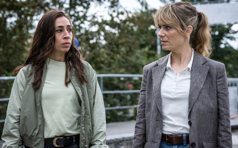 Nach einem Leichenfund in der Limmat sind die Kommissarinnen Tessa Ott (Carol Schuler, links) und Isabelle Grandjean (Anna Pieri Zuercher) schockiert von der Brutalität der Täter. 