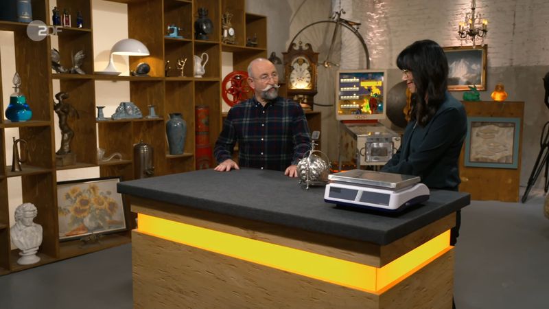 "Oh, das ist aber schön, Heide!", lobte Horst Lichter. Heide Rezepa-Zabel kündigte theatralisch an: "Jetzt kommt der Überraschungseffekt, der große Moment!" Das glänzende Objekt konnte nämlich geöffnet werden ...