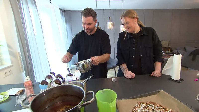 Heiße Schokolade und Luftballons vertragen sich nicht gut, muss Daniel feststellen.
