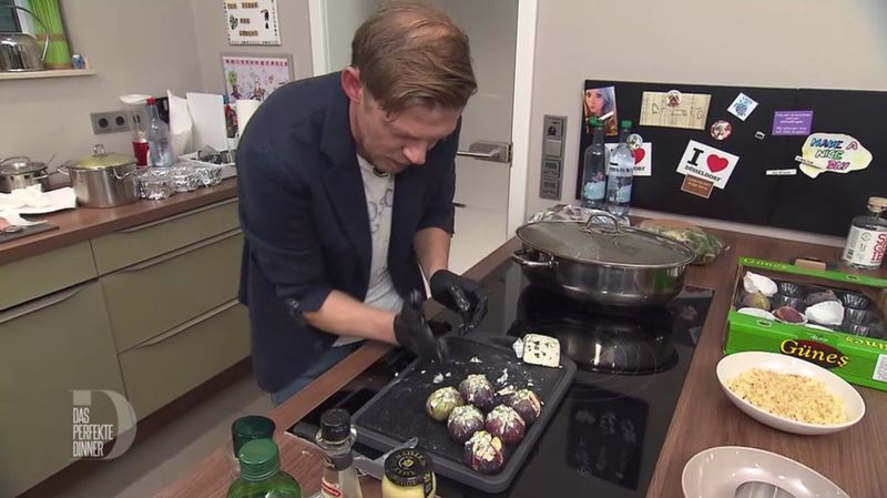 Die Frickelarbeit geht beim Befüllen der Feigen weiter.
