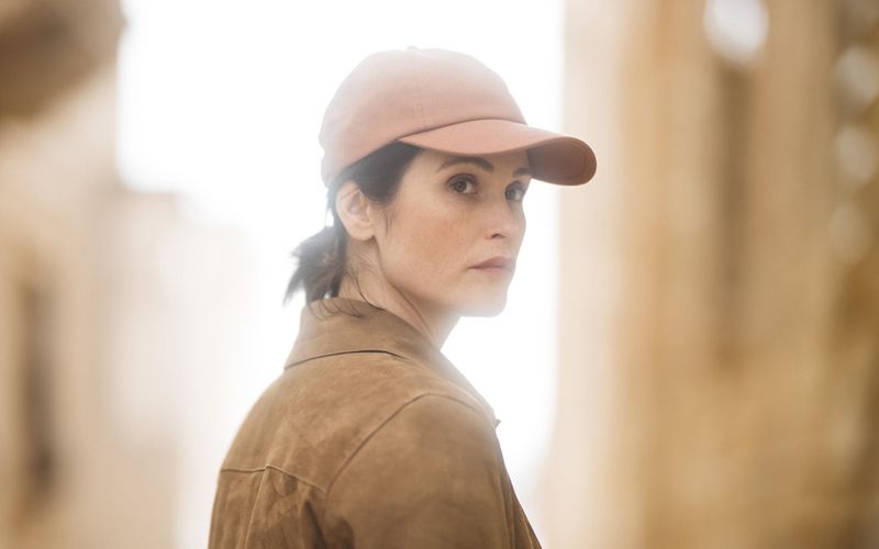 Kate Henderson (Gemma Arterton) hat auch ein Privatleben in London - mit Mann und zwei Kindern. Weil die Eltern allerdings beide stressige Jobs haben und sich ständig auf Abruf befinden, findet das Familienleben der Hendersons eher zwischen zwei Schlucken Kaffee statt.