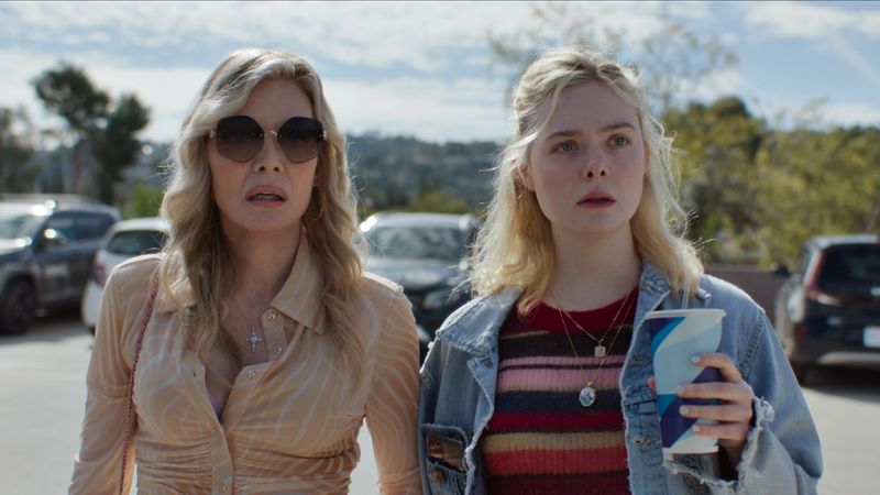 Shyanne (Michelle Pfeiffer, links) hätte ihrer Tochter Margo (Elle Fanning) gerne erspart, genauso jung Mutter zu werden wie sie.