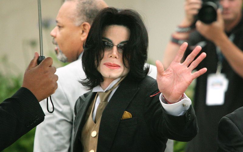 Michael Jackson stand in mehreren Prozessen wegen angeblichen Kindesmissbrauchs vor Gericht.