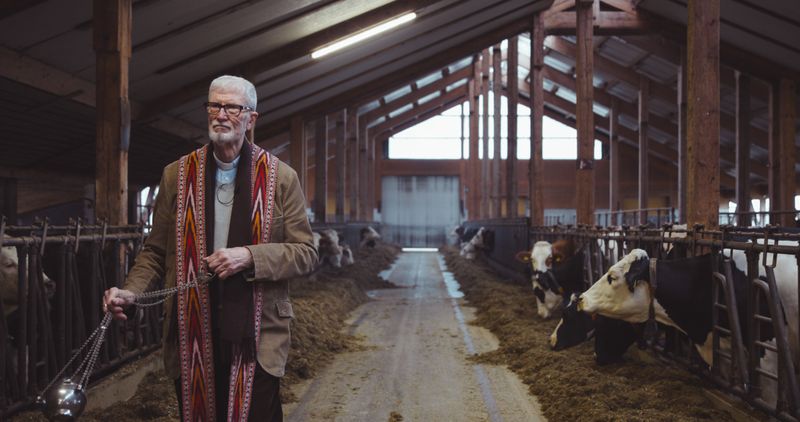 Pater Jörg Müller besucht einen Bauernhof: Dort soll angeblich ein Fluch auf den erkrankten Tieren lasten.