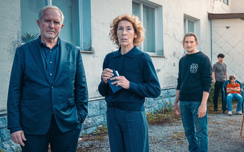 Moritz Eisner (Harald Krassnitzer, links) und Bibi Fellner (Adele Neuhauser) ermitteln im "Tatort: Gegen die Zeit" in einer betreuten Wohneinrichtung für schwierige Jugendliche.