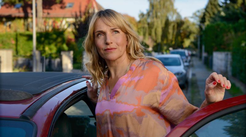Im 31. Film der ARD-Reihe "Praxis mit Meerblick" sorgt sich Nora Kaminski (Tanja Wedhorn) nicht nur um ihre menschlichen, sondern auch um einen tierischen Patienten. 