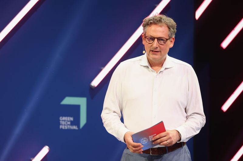 Eckart von Hirschhausen, ARD-Moderator, Mediziner und Protestant, hofft stark, dass der Einfluss der katholischen Kirche beim Kampf gegen den Klimawandel helfen kann.