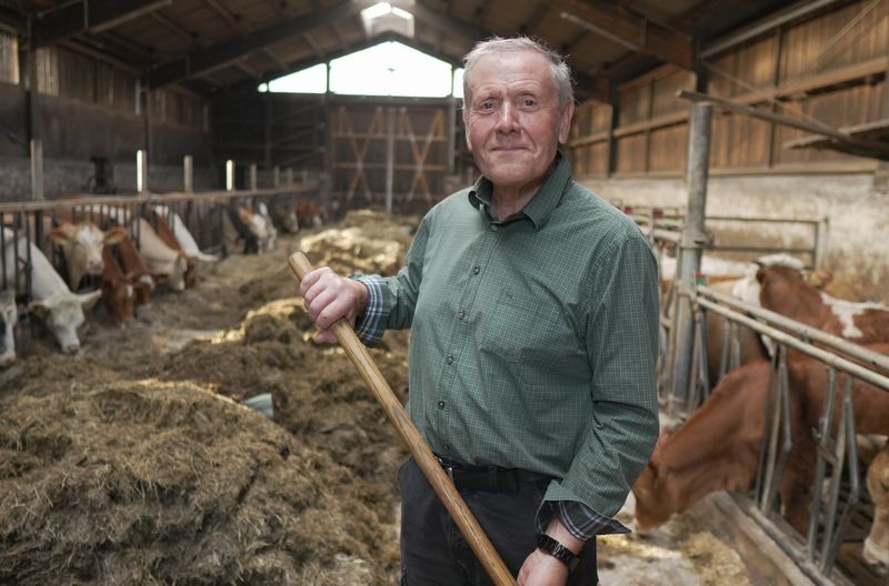 Hermann Karte, Landwirt in Brilon, ermöglichte dem Doku-Team Einblicke in den Alltag auf seinem Hof.