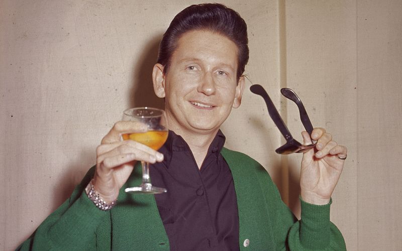 Ein seltener Anblick: Bereits in den frühen 60er-Jahren wurde die schwarze Sonnenbrille zu einem Markenzeichen von Roy Orbison.