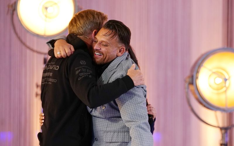 Im letzten Lied der zweiten Recall-Runde begeisterten Menowin Fröhlich (rechts) und Delijah Haile (verdeckt). Dieter Bohlen umarmte sie und meinte: "Ihr habt mich glücklich gemacht."