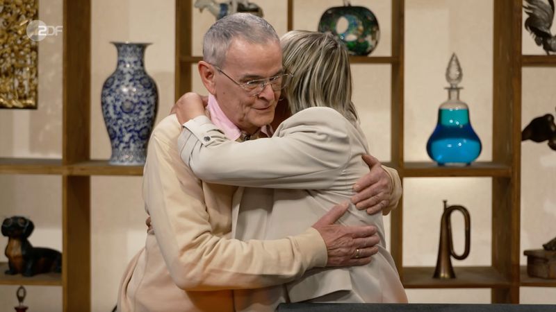 In der Mittwochsausgabe der ZDF-Trödelshow "Bares für Rares" zeigte sich Horst Lichter ganz angetan von einem "tollen Paar". Die Expertise rührte den Verkäufer so sehr, dass ihm am Ende sogar Freudentränen kamen - mit so viel Anerkennung hätten sie "nie gerechnet".