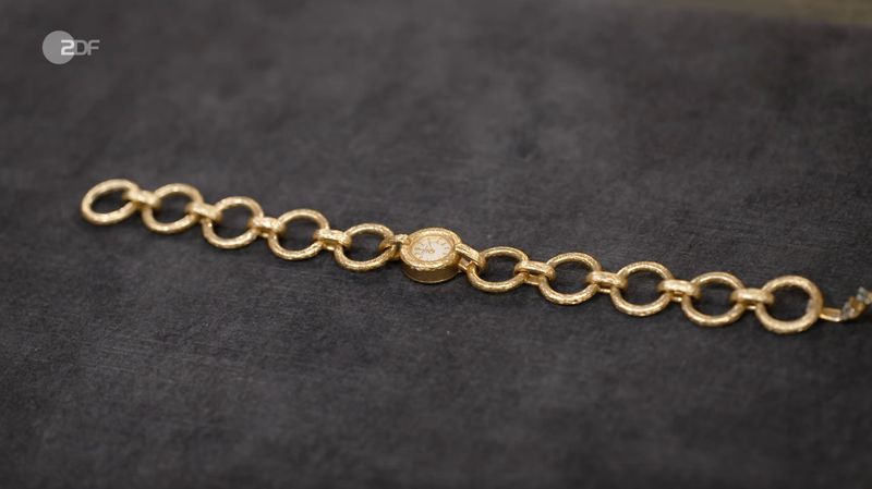 Horz erkannte sofort die Marke Chopard - eine renommierte Manufaktur aus der Schweiz. Auch Lichter war beeindruckt und staunte, als er den großen Namen hörte. Horz datierte die Uhr aus 750er Gold auf die Zeit um 1960. Hintergrund: 1963 wurde Chopard vom Pforzheimer Karl Scheufele übernommen und laut Zertifikat war diese Uhr vorher entstanden.