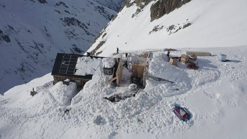 Die Trifthütte in den Urner Alpen wurde von einer Lawine zerstört und musste zum Teil abgerissen werden.