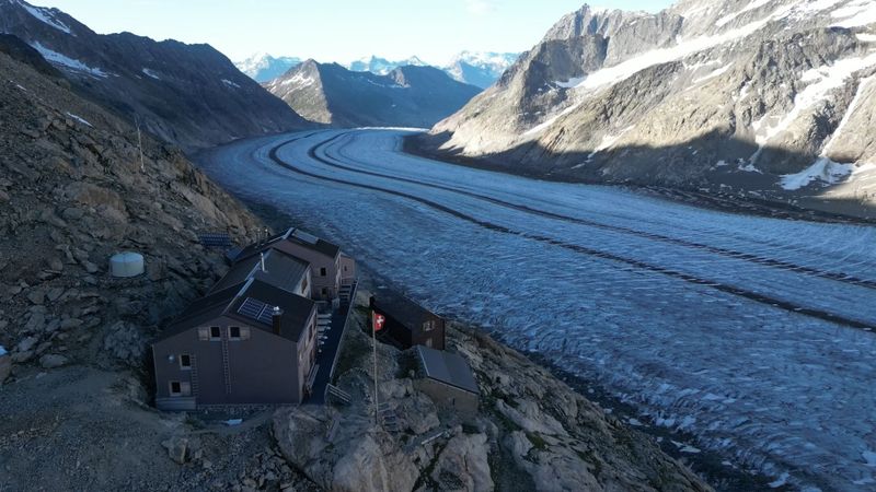 Die Konkordiahütte wird nach dem Zurückweichen des Aletschgletschers immer schwerer erreichbar.