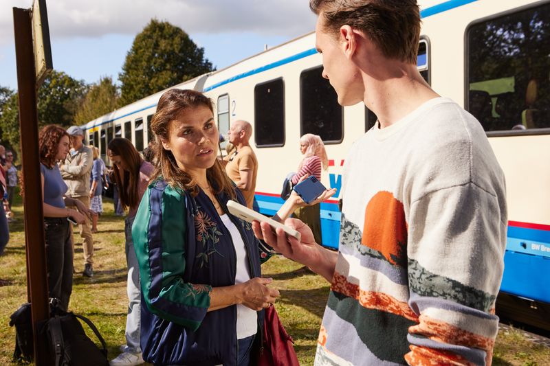 Nachdem sie ihre jeweiligen Telefonate mitangehört haben, geraten Sandra (Katharina Wackernagel) und Otis (Rick Okon) in Streit. Er findet, dass sie ihrem Mann gegenüber zu entschuldigend sei, sie, dass er seiner besten Freundin, in die er verliebt ist, gegenüber ebenso devot sei.