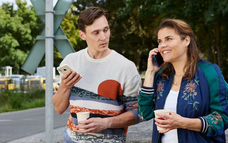 Als ihr verspäteter Zug endlich zu Hause ankommt, beschließen Otis (Rick Okon) und Sandra (Katharina Wackernagel), sich in Zukunft regelmäßig zu treffen und einander Beziehungsratschläge zu geben.
