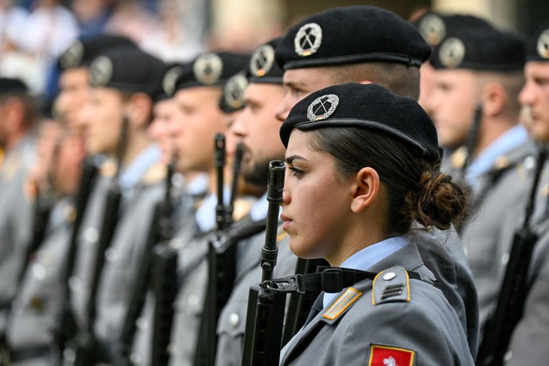 Dienst an der Waffe: Für Frauen gilt weiter die Freiwilligkeit, ein neues Wehrpflichtmodell erfasst nur junge Männer - beides soll die personelle Aufstockung der Bundeswehr sichern.