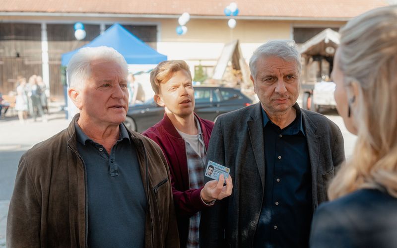Ivo Batic (Miroslav Nemec, links), Kalli Hammermann (Ferdinand Hofer, Mitte) und Franz Leitmayr (Udo Wachtveitl) verschlägt es in ihrem neuen Fall in die Welt der Produktköniginnen.