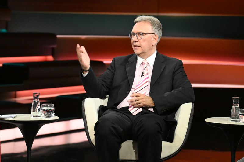 Politologe Frank Umbach erklärte bei "Markus Lanz", dass die Kerosinversorgung nicht unbedingt so gesichert sei, wie Katherina Reiche behauptet hat.