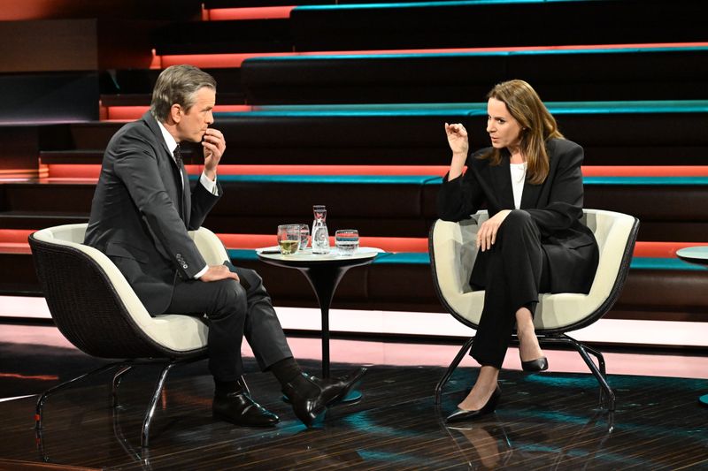 Nahost-Expertin Natalie Amiri gab zu verstehen, dass der Iran sich zwar "im freien Fall" befinde, die Revolutionsgarde jedoch "weder Kompromiss noch Kapitulation" kenne. 