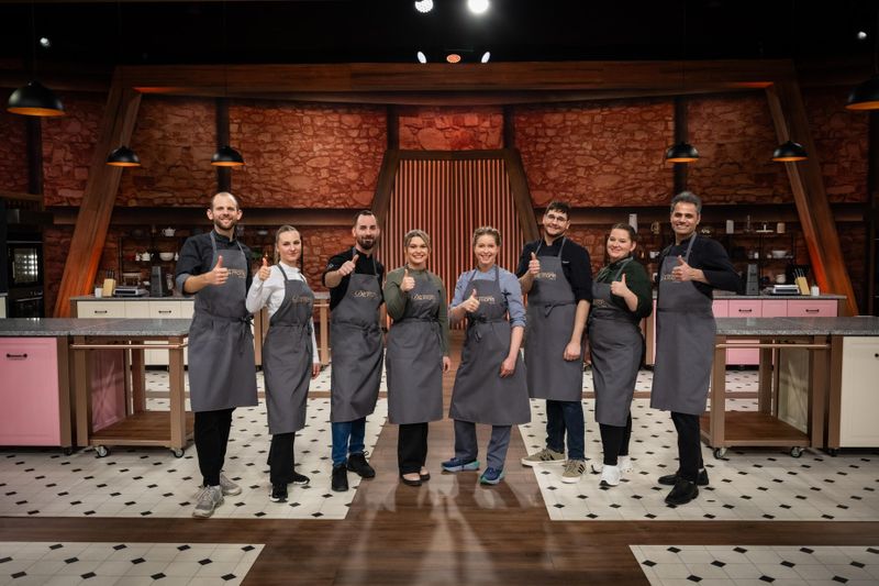 Stellen sich den anspruchsvollen Herausforderungen im SAT.1-Backstudio (von links): Michael, Lina, Sven, Gina, Vera, Péter, Anna und Allreza.