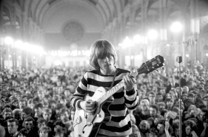 Sein stark vom Blues geprägtes Gitarrenspiel faszinierte Publikum und Mitmusiker: Brian Jones trug maßgeblich dazu bei, dass die von ihm mitgegründeten Rolling Stones zu einer der größten Rock'n'Roll-Bands der Welt aufstiegen. Später verlor er sich in Selbstunsicherheit und Drogen - und wurde aus der Band gefeuert. 
