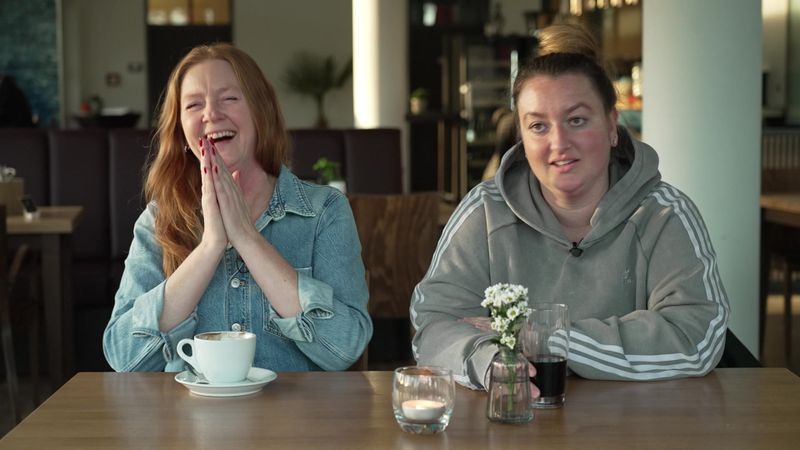 Mit trockenen Statements unterhält Sassi (rechts) die ganze Runde - besonders Anna amüsiert sich bestens.