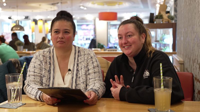 Pauline (l.) und Sassi freuen sich auf das Dinner bei Konrad.