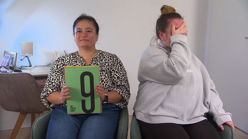Trotz Ziegenkäse-Hass zeigt sich Pauline (l.) bei Anna spendabel mit Punkten. Sassi wendet sich ab...