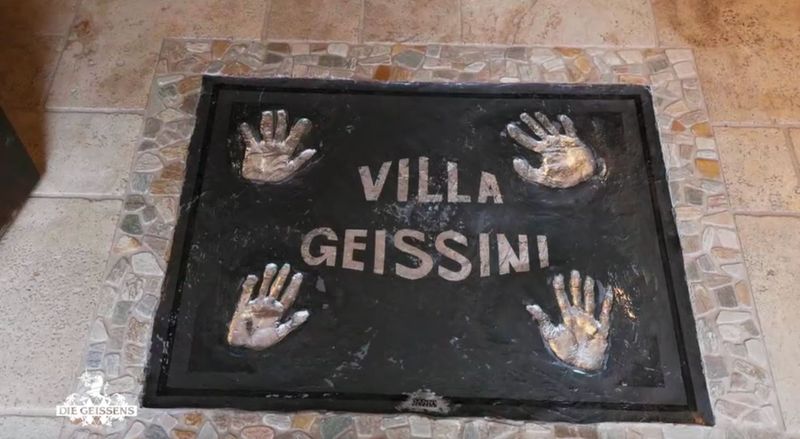 Die Geissens haben sich in einer Bodenplatte im Eingangsbereich ihrer Villa verewigt.