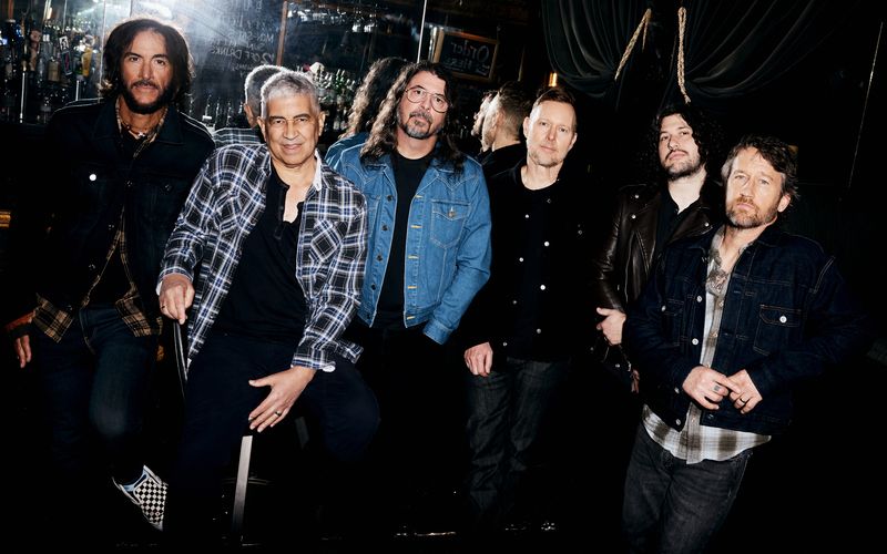 Dave Grohl (dritter von links) ist seit 30 Jahren Frontmann der Foo Fighters, wird aber auch immer noch zu seinem Nirvana-Bandkollegen Kurt Cobain befragt.