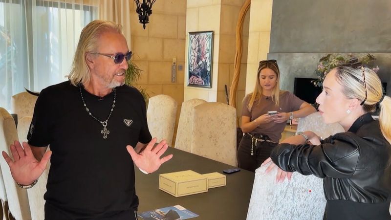 Robert muss sich Kritik seiner Töchter gefallen lassen.