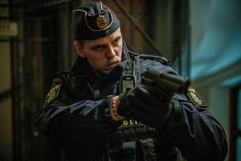 Vilhelm Beck (Valter Skarsgård) ist nach dem Raubmord an einem Unternehmensberater eine der ersten Einsatzkräfte am Tatort. Die Art, wie das Opfer mit Klebeband gefesselt wurde, erinnert ihn an einen früheren Fall.
