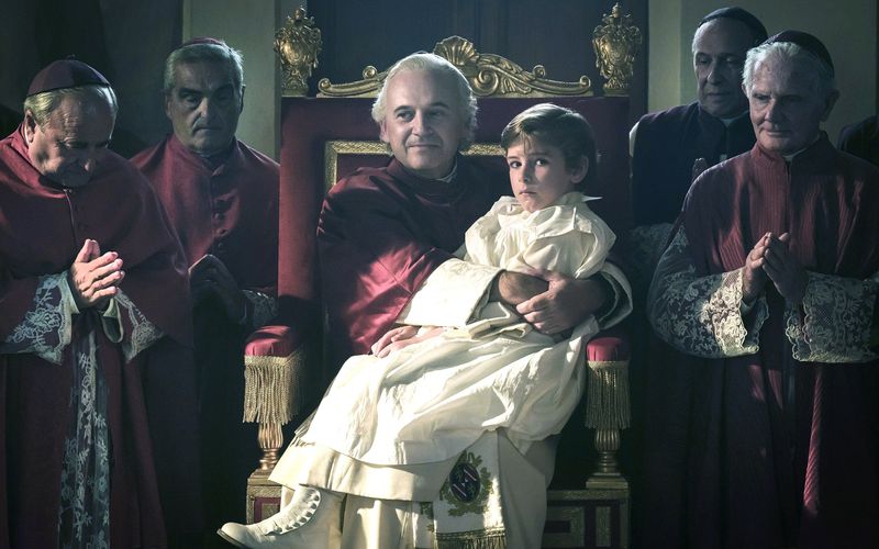 Papst Pius IX. (Paolo Pierobon, Mitte) lässt den kleinen Edgardo Mortara (Enea Sala) entführen, um aus ihm einen aufrechten Katholiken zu machen.